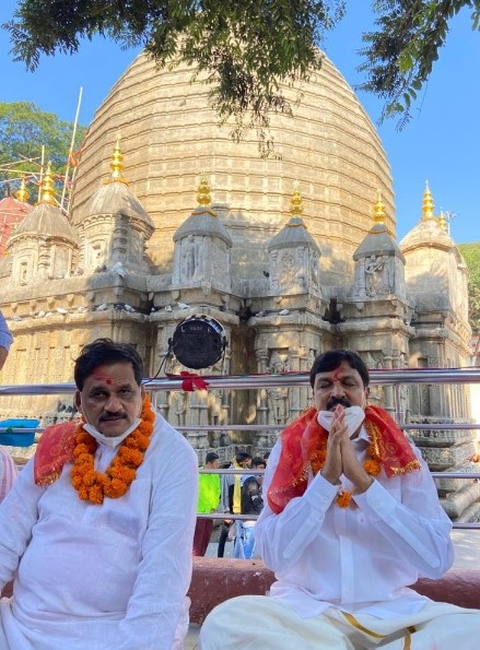 ಹೊಸ ವರ್ಷದ ಮೊದಲ ದಿನ ಗುವಾಹಟಿ ಶಕ್ತಿ ಪೀಠದ ಕಾಮಾಕ್ಯ ಅಮ್ಮನವರಿಗೆ ಪೂಜೆ ಸಲ್ಲಿಸಿದ ಸಚಿವ ರಮೇಶ್ ಜಾರಕಿಹೊಳಿ
