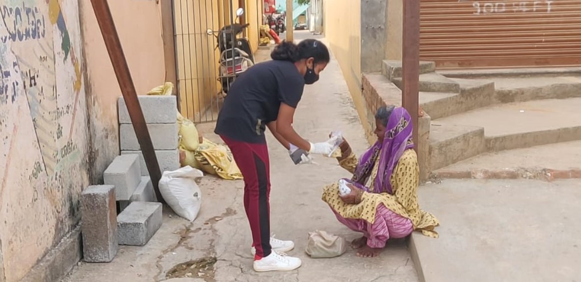 ಕೋವಿಡ್‌ ಸಂಕಷ್ಟ ಕಾಲದಲ್ಲಿ ಹಾಹಾಕಾರ; ನಿರ್ಗತಿಕರಿಗೆ ಆಹಾರ, ನೀರು ಕೊಟ್ಟ ಸುಖೀಭವ ಚಾರಿಟಬಲ್ ಟ್ರಸ್ಟ್‌