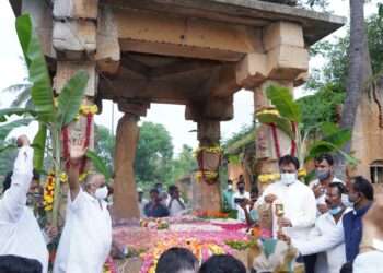 ಕೆಂಪಾಪುರದಲ್ಲಿರುವ ನಾಡಪ್ರಭು ಕೆಂಪೇಗೌಡರ ವೀರ ಸಮಾಧಿಗೆ ಡಿಸಿಎಂ ಪೂಜೆ