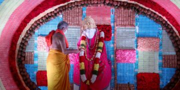 ಶ್ರೀ ಶಿರಡಿ ಸಾಯಿಬಾಬಾ ದೇವಸ್ಥಾನಕ್ಕೆ ಕೋವಿಡ್ ಅಲಂಕಾರ!!
