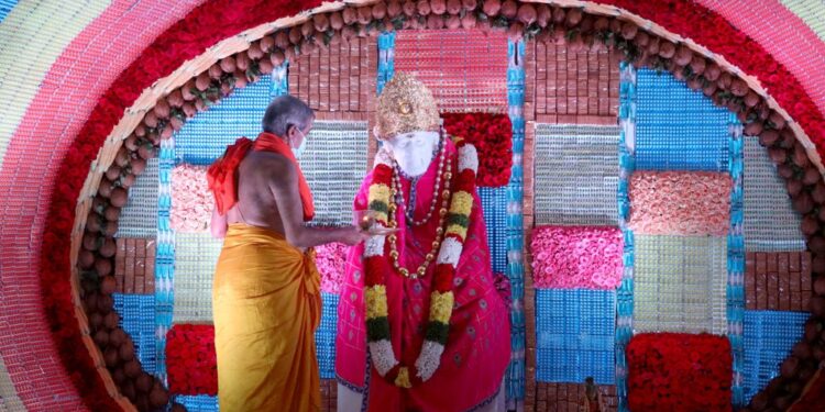 ಶ್ರೀ ಶಿರಡಿ ಸಾಯಿಬಾಬಾ ದೇವಸ್ಥಾನಕ್ಕೆ ಕೋವಿಡ್ ಅಲಂಕಾರ!!