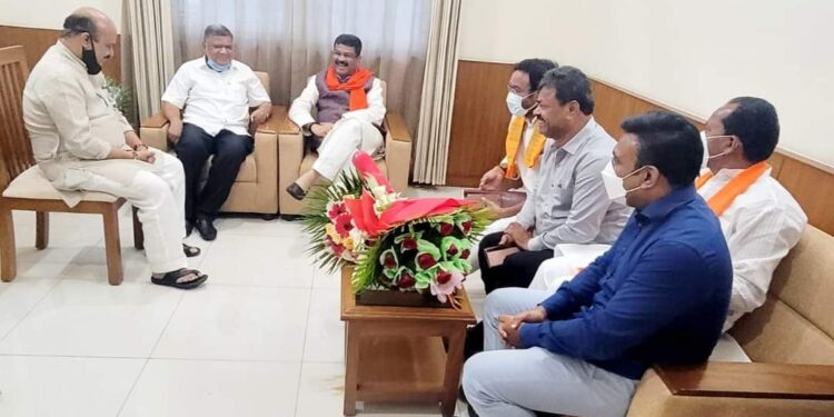 ಬಸವರಾಜ ಬೊಮ್ಮಾಯಿ s/o ಸೋಮಪ್ಪ ರಾಯಪ್ಪ & ಬೊಮ್ಮಾಯಿ c/o ಸರಳತೆ-ಸಜ್ಜನಿಕೆ