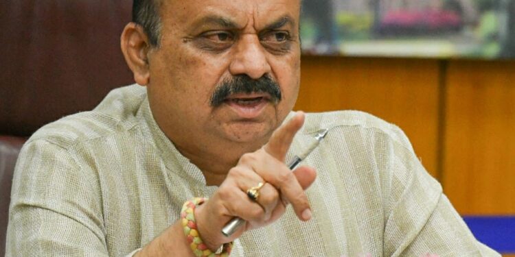 ಕೋವಿಡ್ ಕಂಟ್ರೋಲ್: 7 ಜಿಲ್ಲೆಗಳ DCಗಳಿಗೆ ಕಠಿಣ ಆದೇಶ ನೀಡಿದ ಸಿಎಂ ಬೊಮ್ಮಾಯಿ