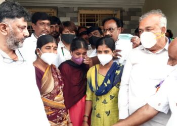 ದೇವರೆಡ್ಡಿಪಲ್ಲಿ ಗ್ರಾಮಕ್ಕೆ ಡಿಕೆಶಿ ಭೇಟಿ; ಕೋವಿಡ್‌ನಿಂದ ಮೃತಪಟ್ಟ ಮುಖಂಡ ನಾಗಿರೆಡ್ಡಿ ಕುಟುಂಬಕ್ಕೆ ಸಾಂತ್ವನ