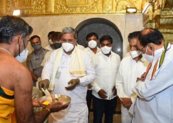 ಶ್ರೀ ಶಿರಡಿ ಸಾಯಿಬಾಬಾ ದರ್ಶನ ಪಡೆದ ಸಿದ್ದರಾಮಯ್ಯ, ಮೊಯಿಲಿ