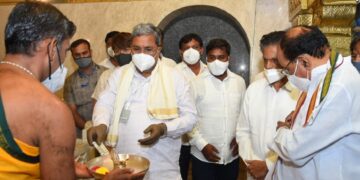 ಶ್ರೀ ಶಿರಡಿ ಸಾಯಿಬಾಬಾ ದರ್ಶನ ಪಡೆದ ಸಿದ್ದರಾಮಯ್ಯ, ಮೊಯಿಲಿ