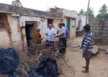 ಮನೆ ಬಾಗಿಲಿಗೇ ಬಂದ ಕಂದಾಯ ಇಲಾಖೆ
