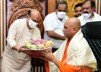 ಶ್ರೀ ಡಾ.ನಿರ್ಮಲಾನಂದನಾಥ ಮಹಾ ಸ್ವಾಮೀಜಿ ಅವರ ಆಶೀರ್ವಾದ ಪಡೆದ ಸಿಎಂ