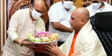 ಶ್ರೀ ಡಾ.ನಿರ್ಮಲಾನಂದನಾಥ ಮಹಾ ಸ್ವಾಮೀಜಿ ಅವರ ಆಶೀರ್ವಾದ ಪಡೆದ ಸಿಎಂ