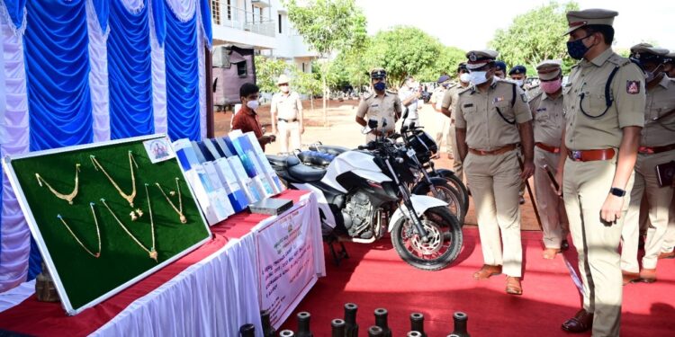 ಚಿಕ್ಕಬಳ್ಳಾಪುರ ಪೊಲೀಸ್: ಕಳುವು ಮಾಲು ಮಾಲೀಕರಿಗೆ ವಾಪಸ್