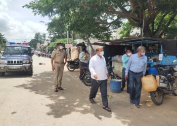 ಮಾಸ್ಕ್, ದೈಹಿಕ ಅಂತರ ಮರೆತ ಜನ; ಗುಡಿಬಂಡೆಯಲ್ಲಿ ಮತ್ತೆ ರಸ್ತೆಗಿಳಿದ ಅಧಿಕಾರಿಗಳು