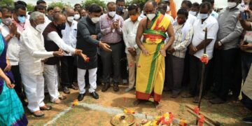 ಬೂಟು ಬಿಚ್ಚದೆ ಗೋಶಾಲೆಗೆ ಭೂಮಿಪೂಜೆ! ಗಂಗಾಮಾತೆಗೂ ಆರತಿ!!