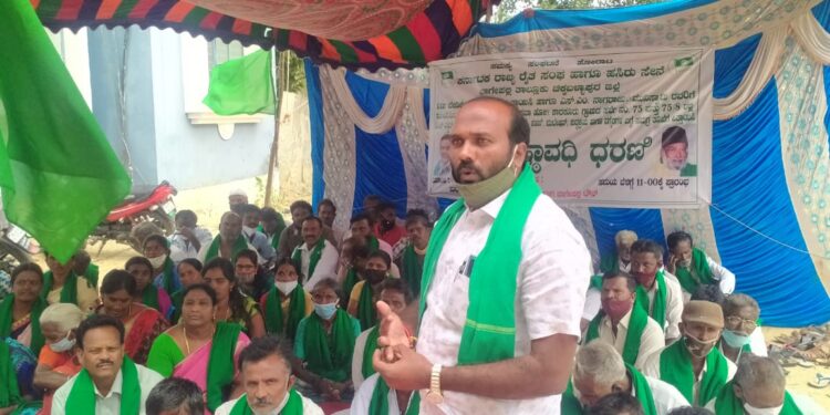 ರಿಯಲ್ ಎಸ್ಟೇಟ್ ಕುಳಗಳ ಜತೆ ಬಾಗೇಪಲ್ಲಿ ಅಧಿಕಾರಿಗಳು ಶಾಮೀಲು; ರೈತರಿಗೆ ವಂಚನೆ ಆರೋಪ ಮಾಡಿದ ಹೋರಾಟಗಾರರು