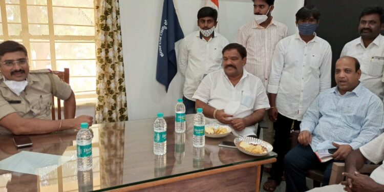 ಗ್ರೀನ್‌ ಪೊಲೀಸ್ ಠಾಣೆ; ಸಿಪಿಐ ಲಿಂಗರಾಜು ಕಾರ್ಯ ಶ್ಲಾಘನೀಯ ಎಂದ ಶಾಸಕ ಎಸ್.ಎನ್.ಸುಬ್ಬಾರೆಡ್ಡಿ