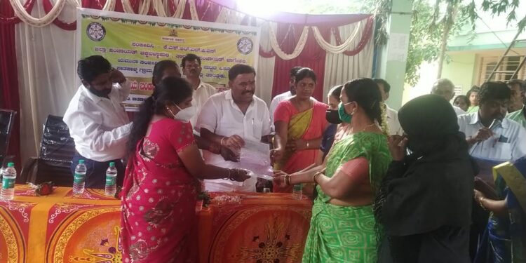 ಸ್ವಸಹಾಯ ಗುಂಪುಗಳ ಮಹಿಳೆಯರಿಗೆ ಸಾಲದ ಚೆಕ್ ವಿತರಿಸಿದ ಶಾಸಕ ಎಸ್. ಎನ್.ಸುಬ್ಬಾರೆಡ್ಡಿ