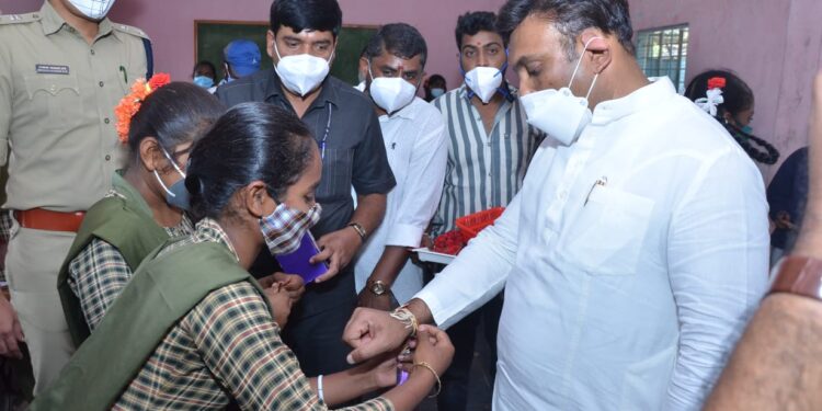 ಚಿಕ್ಕಬಳ್ಳಾಪುರದಲ್ಲಿ ಮೊದಲ ದಿನ ಶಾಲೆ ಸುಖಾಂತ್ಯ; ಎಲ್ಲೂ ಸಮಸ್ಯೆ ಇಲ್ಲ