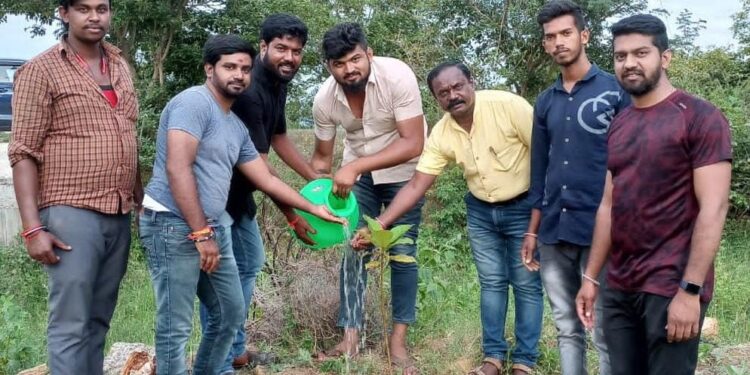 ಹುಟ್ಟುಹಬ್ಬಕ್ಕೆ ಗಿಡ ನೆಟ್ಟು ಹರಸಿದ ಗೆಳೆಯರು
