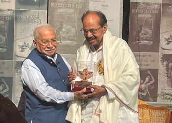 ಮೊಯಿಲಿ ಅವರಿಗೆ ಕೇಂದ್ರ ಸಾಹಿತ್ಯ ಅಕಾಡೆಮಿ ಪ್ರಶಸ್ತಿ ಪ್ರದಾನ