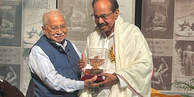 ಮೊಯಿಲಿ ಅವರಿಗೆ ಕೇಂದ್ರ ಸಾಹಿತ್ಯ ಅಕಾಡೆಮಿ ಪ್ರಶಸ್ತಿ ಪ್ರದಾನ