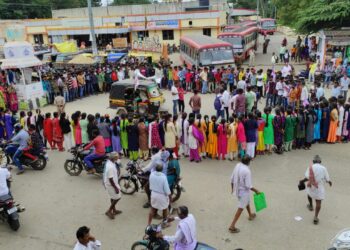 ಮಹಿಳೆಯರಿಗೆ ಇಲ್ಲದ ರಕ್ಷಣೆ; ಬೀದಿಗಿಳಿದ ವಿದ್ಯಾರ್ಥಿಗಳು
