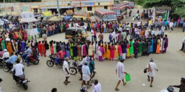 ಮಹಿಳೆಯರಿಗೆ ಇಲ್ಲದ ರಕ್ಷಣೆ; ಬೀದಿಗಿಳಿದ ವಿದ್ಯಾರ್ಥಿಗಳು