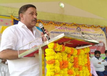ರಾಜಕೀಯದಿಂದ ದೂರವಿರಲು ಶಿಕ್ಷಕರಿಗೆ ಕಿವಿಮಾತು ಹೇಳಿದ ಶಾಸಕ ಎಸ್.ಎನ್.ಸುಬ್ಬಾರೆಡ್ಡಿ
