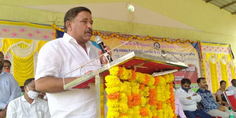 ರಾಜಕೀಯದಿಂದ ದೂರವಿರಲು ಶಿಕ್ಷಕರಿಗೆ ಕಿವಿಮಾತು ಹೇಳಿದ ಶಾಸಕ ಎಸ್.ಎನ್.ಸುಬ್ಬಾರೆಡ್ಡಿ