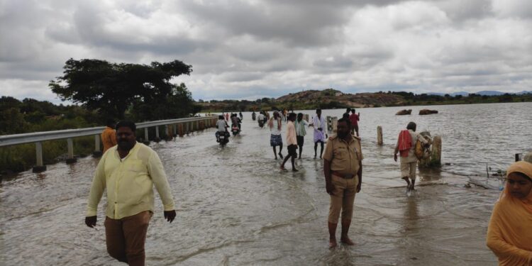 ಕೋಡಿ ಹರಿದ ಅಮಾನಿ ಭೈರಸಾಗರ; ಕೆರೆಕಟ್ಟೆಯಲ್ಲಿ ಜನಸಾಗರ