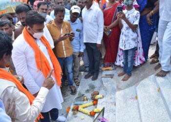 ವರ್ಲಕೊಂಡ ಬೆಟ್ಟಕ್ಕೆ ಮೆಟ್ಟಿಲು; ಕಾಮಗಾರಿಗೆ ಚಾಲನೆ ನೀಡಿದ ಸಚಿವ ಡಾ.ಸುಧಾಕರ್‌