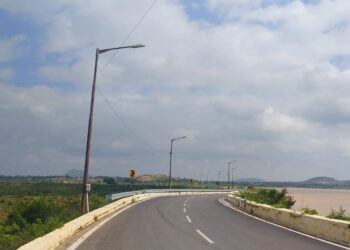 ಸ್ವಿಚ್ ಆಫ್ ಆದ ದಾರಿ ದೀಪಗಳು; ಗುಡಿಬಂಡೆ ಕೆರೆ ಏರಿ ಮೇಲೆ ಕಗ್ಗತ್ತಲು