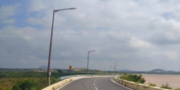 ಸ್ವಿಚ್ ಆಫ್ ಆದ ದಾರಿ ದೀಪಗಳು; ಗುಡಿಬಂಡೆ ಕೆರೆ ಏರಿ ಮೇಲೆ ಕಗ್ಗತ್ತಲು