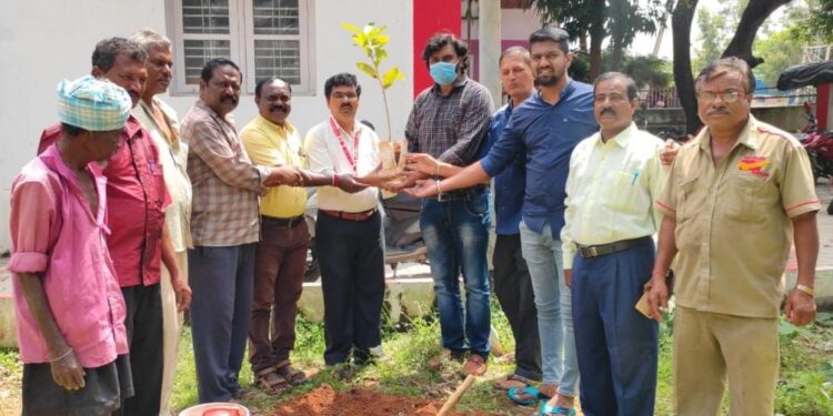 ಗುಡಿಬಂಡೆಯಲ್ಲಿ ಗಿಡ ನೆಟ್ಟು ವಿಜಯದಶಮಿ ಆಚರಣೆ