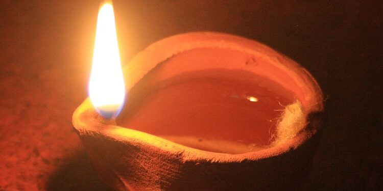 ದೀಪಾವಳಿ ಹಬ್ಬಕ್ಕೆ ದೀಪದಾನ; ಹಾಗೆಂದರೇನು?