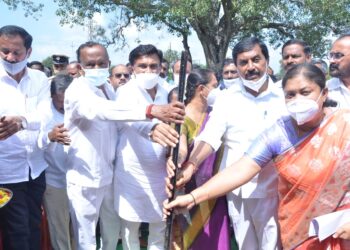 ಮನೆಗಳಿಗೆ ಕೆರೆ ನೀರು!