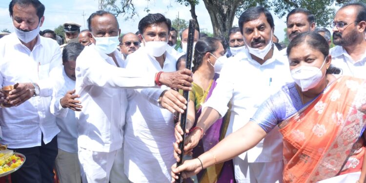 ಮನೆಗಳಿಗೆ ಕೆರೆ ನೀರು!