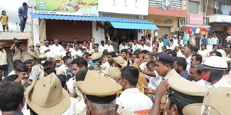 ಶಾಸಕರ ಕಾರು ಅಡ್ಡಗಟ್ಟಿ ಸಚಿವ ಡಾ.ಕೆ.ಸುಧಾಕರ್‌ ಸಂಬಂಧಿಕರಿಂದ ಕಾಂಗ್ರೆಸ್‌ ಸದಸ್ಯರ ಕಿಡ್ನಾಪ್‌