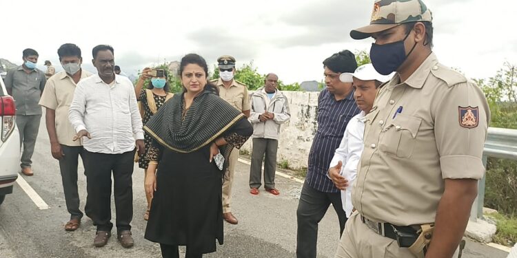ಮಳೆ ಅಬ್ಬರ ತಗ್ಗಿದ 45 ದಿನಗಳ ನಂತರ ಗುಡಿಬಂಡೆಯಲ್ಲಿ ಪ್ರತ್ಯಕ್ಷರಾದರು ಡೀಸಿ ಮೇಡಮ್!