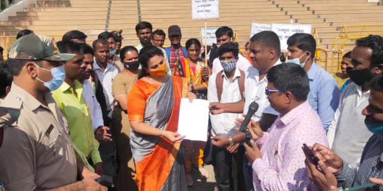 ಚಿಕ್ಕಬಳ್ಳಾಪುರದಲ್ಲಿ ಅತಿಥಿ ಉಪನ್ಯಾಸಕರ ಪ್ರತಿಭಟನೆ
