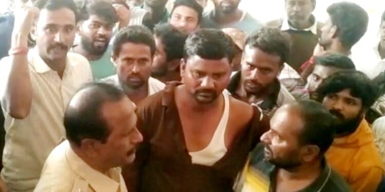 ನ್ಯಾಯಯುತ ಬೆಲೆ ಕೇಳಿದ ರೈತನನ್ನು ಅಟ್ಟಾಡಿಸಿ ಹೊಡೆದ ಮಂಡಿ ಗೂಂಡಾಗಳು