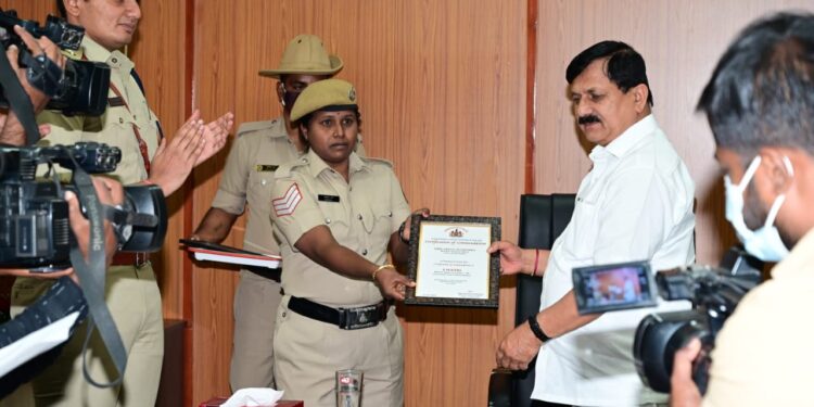 ಚಿಕ್ಕಬಳ್ಳಾಪುರ ಪೊಲೀಸರಿಗೆ ಶಹಬ್ಬಾಸ್‌ʼಗಿರಿ ಕೊಟ್ಟ ಗೃಹ ಸಚಿವ