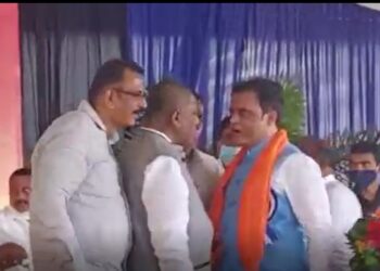 ಸಿಎಂ ಎದುರೇ ಫೈಟ್! ಮುಖ್ಯಮಂತ್ರಿಗೆ ಕಪ್ಪುಬಟ್ಟೆ ಪ್ರದರ್ಶನ
