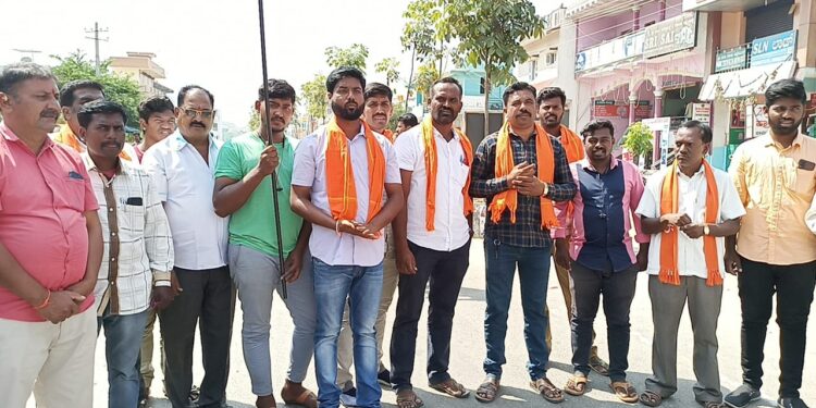 ಭಜರಂಗದಳ ಕಾರ್ಯಕರ್ತನ ಕೊಲೆ; ಗುಡಿಬಂಡೆಯಲ್ಲಿ ಹಿಂದೂಪರ ಸಂಘಟನೆಗಳ ಪ್ರತಿಭಟನೆ