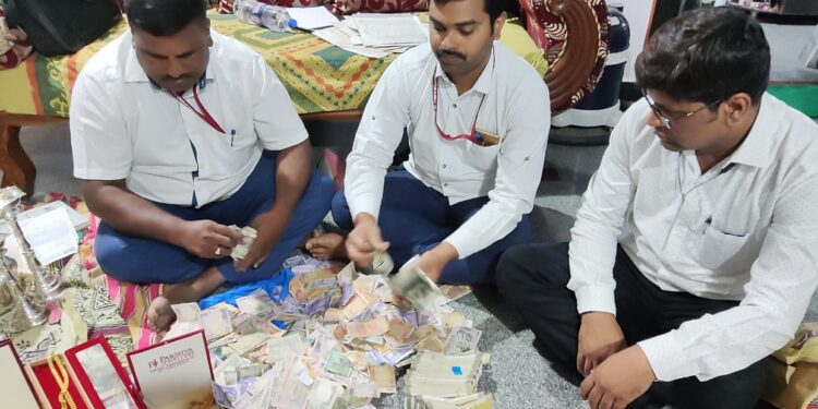 ಹಣ! ಚಿನ್ನ!! ಆಸ್ತಿ!!! ಭಂಗಲೆ!!!!  ವಾವ್ಹ್‌.. ಸಂಪದ್ಭರಿತ ಕರ್ನಾಟಕ!!