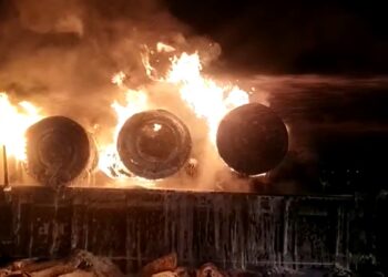 ಬೆಂಕಿಯಲ್ಲಿ ಬೆಂದುಹೋದ ಬಾಗೇಪಲ್ಲಿ ಚಾಲಕ; ಇನ್ನೊಬ್ಬ ಡ್ರೈವರ್‌  ಪವಾಡಸದೃಶ ಪಾರು