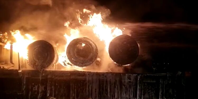 ಬೆಂಕಿಯಲ್ಲಿ ಬೆಂದುಹೋದ ಬಾಗೇಪಲ್ಲಿ ಚಾಲಕ; ಇನ್ನೊಬ್ಬ ಡ್ರೈವರ್‌  ಪವಾಡಸದೃಶ ಪಾರು