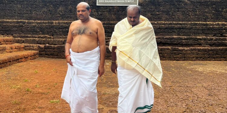 ಕೇರಳದ ಪುರಾಣ ಪ್ರಸಿದ್ಧ ಶ್ರೀ ರಾಜರಾಜೇಶ್ವರ ದೇಗುಲದಲ್ಲಿ ಪೂಜೆ ಸಲ್ಲಿಸಿದ ಮಾಜಿ ಸಿಎಂ ಹೆಚ್.ಡಿ.ಕುಮಾರಸ್ವಾಮಿ