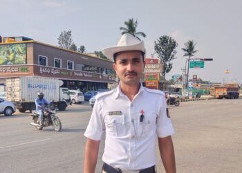 ಪೊರಕೆ ಹಿಡಿದ ಟ್ರಾಫಿಕ್‌ ಪೊಲೀಸ್!!