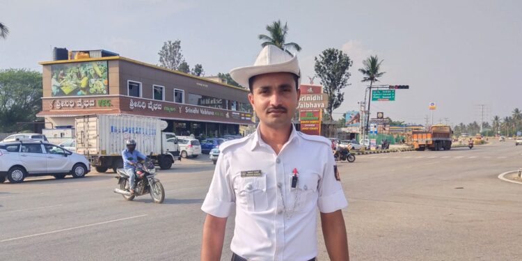 ಪೊರಕೆ ಹಿಡಿದ ಟ್ರಾಫಿಕ್‌ ಪೊಲೀಸ್!!