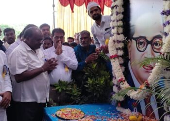 ನಾನು ಮಣ್ಣಿಗೆ ಹೋಗುವುದರೊಳಗೆ ಜೆಡಿಎಸ್‌ನಿಂದ ದಲಿತ ಸಿಎಂ ಮಾಡುವೆ: HDK