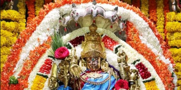 ಚಾಮುಂಡಿಬೆಟ್ಟದಲ್ಲಿ 2ನೇ ಆಷಾಢ ಶುಕ್ರವಾರದ ಸಂಭ್ರಮ